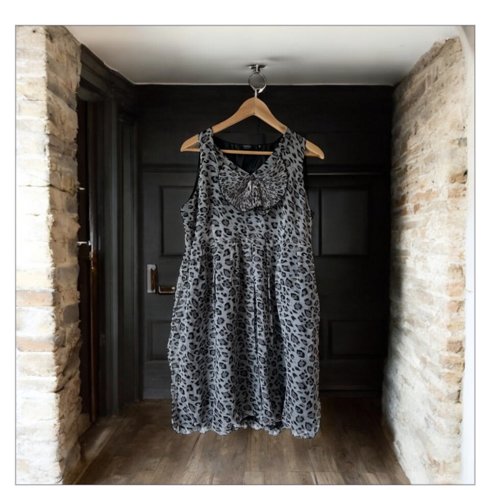 Savida Leopard Print Shift Dress-Accordion Crepe Tie@Neck-detail-Pockets-Sz 14 🩶 - Picture 3 of 9